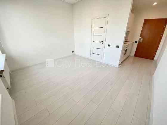 Фасадный дом, реновированный дом, вход с улицы, лифт, лестничная клетка после Рига