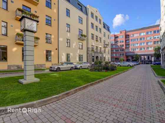 Biroja telpas centrā. Renovēta ēka.  + 1. stāvs. + Platība sastāv no priekštelpas, 5 kabinetiem, pal Rīga