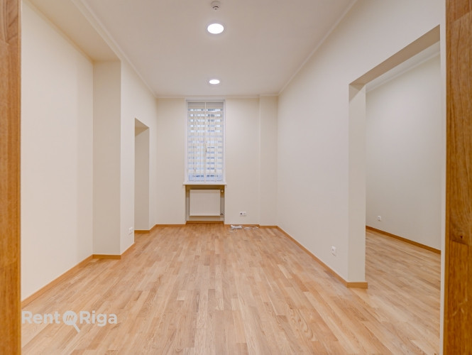 Biroja telpas centrā. Renovēta ēka.  + 1. stāvs. + Platība sastāv no priekštelpas, 5 Rīga - foto 8