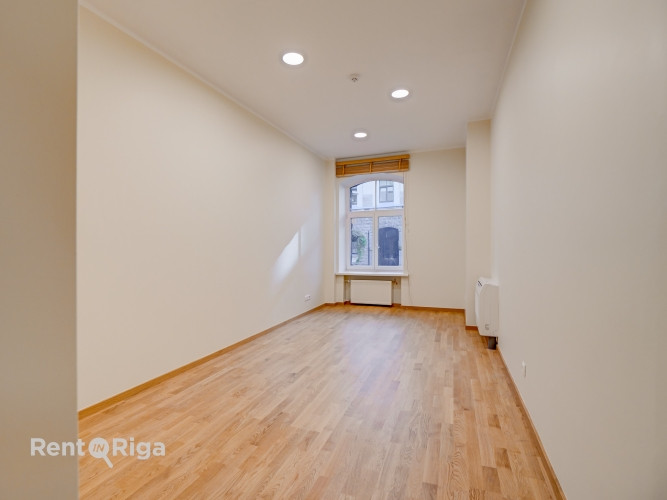 Biroja telpas centrā. Renovēta ēka.  + 1. stāvs. + Platība sastāv no priekštelpas, 5 Rīga - foto 3