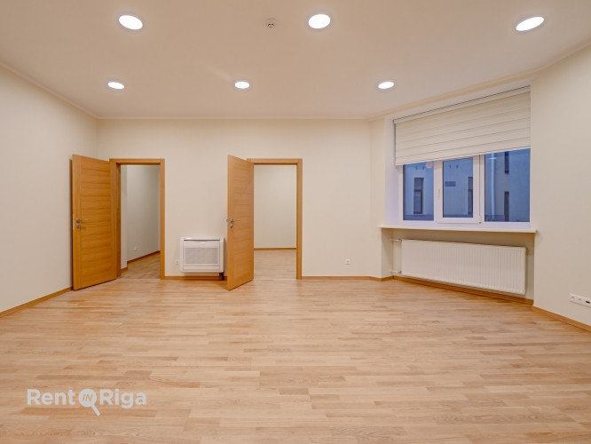 Biroja telpas centrā. Renovēta ēka.  + 1. stāvs. + Platība sastāv no priekštelpas, 5 Rīga - foto 7