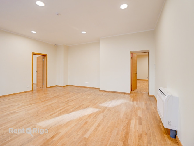 Biroja telpas centrā. Renovēta ēka.  + 1. stāvs. + Platība sastāv no priekštelpas, 5 Rīga - foto 5