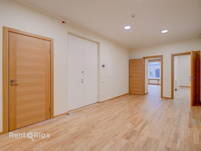 Biroja telpas centrā. Renovēta ēka.  + 1. stāvs. + Platība sastāv no priekštelpas, 5 Rīga - foto 2