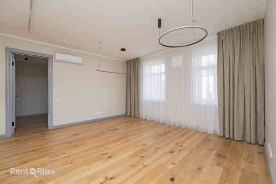 Funkcionāli pārdomāts un moderns dzīvoklis Rīgas vēsturiskajā centrā.  Piedāvājumā ir elegants 2 ist Rīga