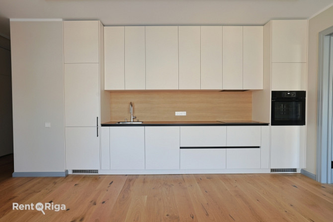 Funkcionāli pārdomāts un moderns dzīvoklis Rīgas vēsturiskajā centrā.  Piedāvājumā ir Rīga - foto 3