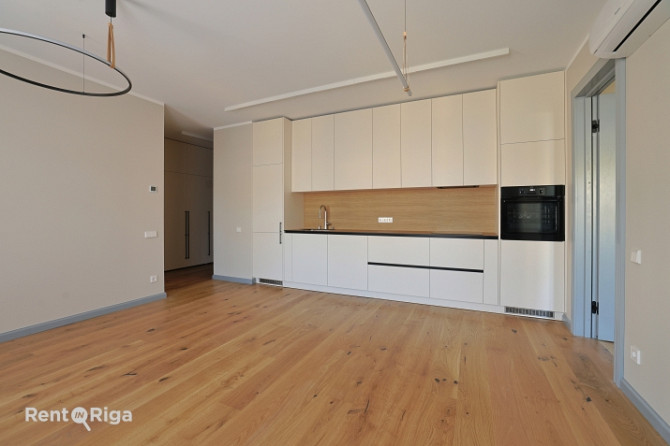 Funkcionāli pārdomāts un moderns dzīvoklis Rīgas vēsturiskajā centrā.  Piedāvājumā ir Rīga - foto 2