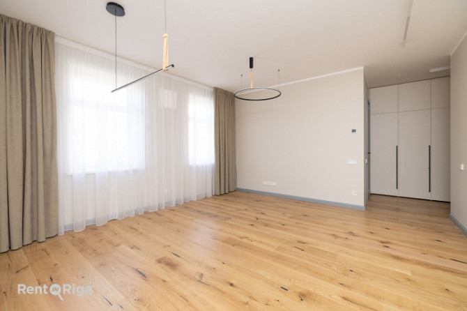 Funkcionāli pārdomāts un moderns dzīvoklis Rīgas vēsturiskajā centrā.  Piedāvājumā ir Rīga - foto 1