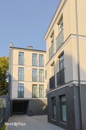 Funkcionāli pārdomāts un moderns dzīvoklis Rīgas vēsturiskajā centrā.  Piedāvājumā ir Rīga - foto 2