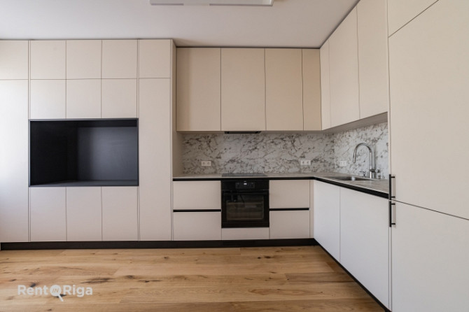 Funkcionāli pārdomāts un moderns dzīvoklis Rīgas vēsturiskajā centrā.  Piedāvājumā ir Rīga - foto 6