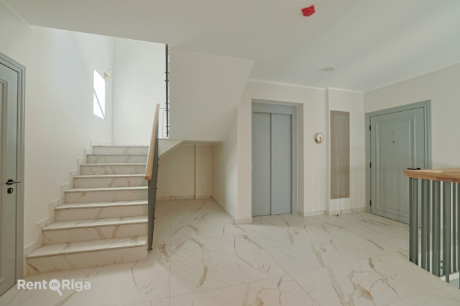 Funkcionāli pārdomāts un moderns dzīvoklis Rīgas vēsturiskajā centrā.  Piedāvājumā ir Rīga - foto 4