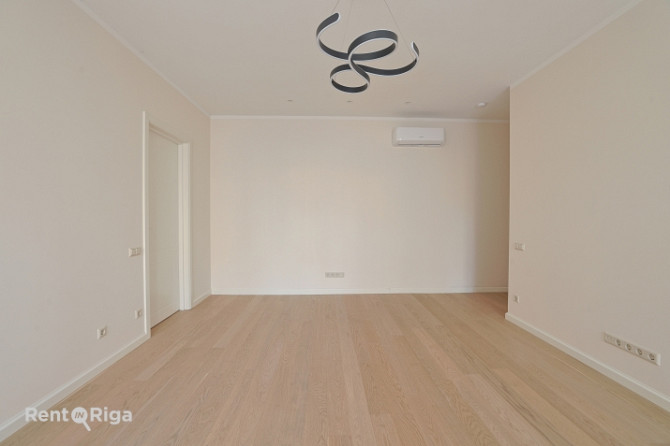 Funkcionāli pārdomāts un moderns dzīvoklis Rīgas vēsturiskajā centrā.  Piedāvājumā ir Rīga - foto 5
