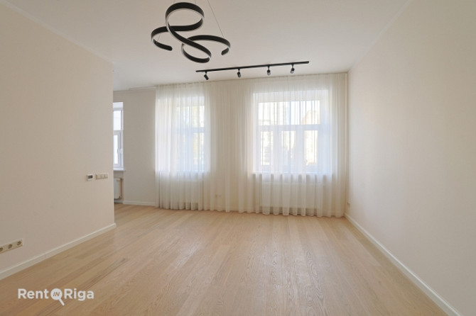 Funkcionāli pārdomāts un moderns dzīvoklis Rīgas vēsturiskajā centrā.  Piedāvājumā ir Rīga - foto 3