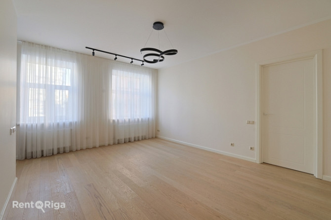 Funkcionāli pārdomāts un moderns dzīvoklis Rīgas vēsturiskajā centrā.  Piedāvājumā ir Rīga - foto 1