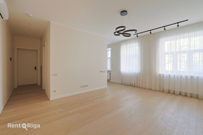 Funkcionāli pārdomāts un moderns dzīvoklis Rīgas vēsturiskajā centrā.  Piedāvājumā ir Rīga - foto 2