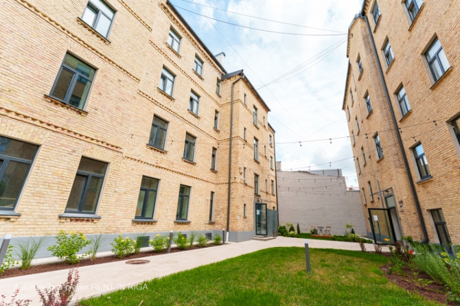 Pārdod neremontētu 3 istabu dzīvokli renovētā koka mājā ar logiem uz dienvidu pusi. Rīga - foto 2