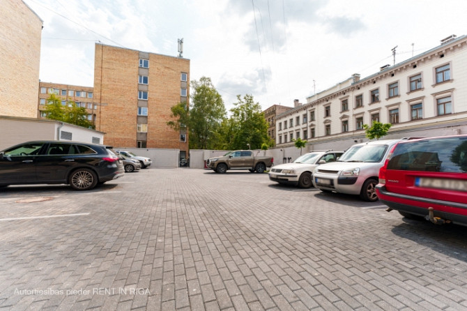 Pārdod neremontētu 3 istabu dzīvokli renovētā koka mājā ar logiem uz dienvidu pusi. Rīga - foto 9