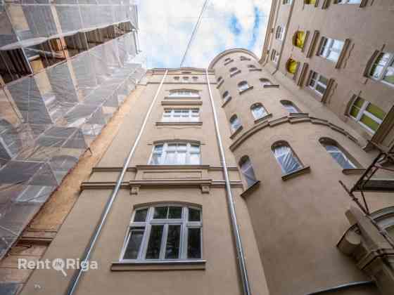 Продаётся элегантная квартира в полностью отреставрированном историческом Рига