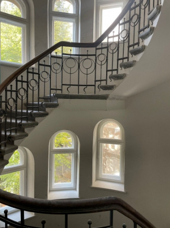 Tiek pārdots elegants dzīvoklis pilnībā renovētā vēsturiskā ēkā. Dzīvoklis pārdodas ar Rīga - foto 12