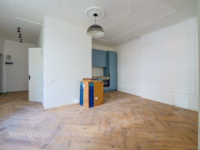 Tiek pārdots elegants dzīvoklis pilnībā renovētā vēsturiskā ēkā. Dzīvoklis pārdodas ar Rīga - foto 15