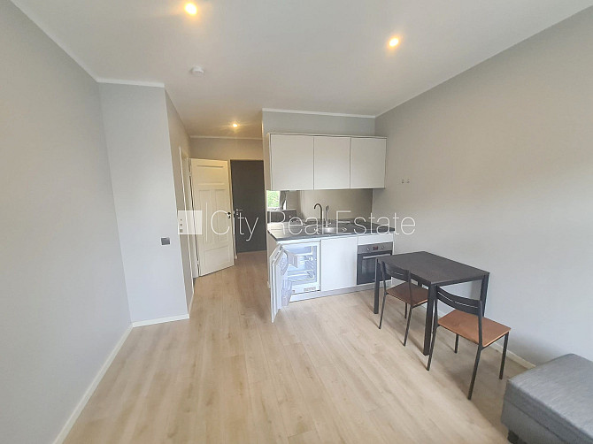 Fasādes māja, renovēta māja, ir lifts, kāpņu telpa pēc kapitālā remonta, viena istaba Rīga - foto 13
