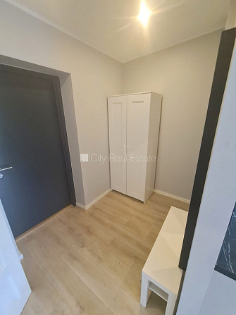 Fasādes māja, renovēta māja, ir lifts, kāpņu telpa pēc kapitālā remonta, viena istaba Rīga - foto 19
