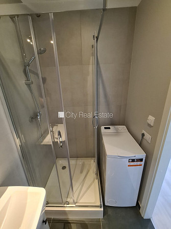 Fasādes māja, renovēta māja, ir lifts, kāpņu telpa pēc kapitālā remonta, viena istaba Rīga - foto 18