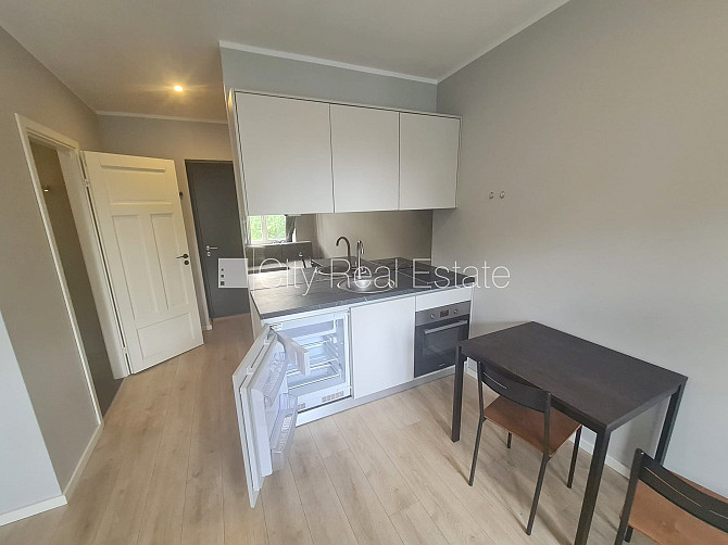 Fasādes māja, renovēta māja, ir lifts, kāpņu telpa pēc kapitālā remonta, viena istaba Rīga - foto 14