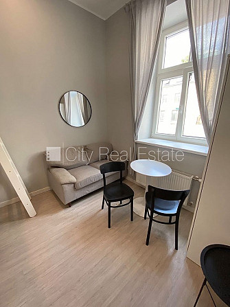 Fasādes māja, renovēta māja, ir lifts, kāpņu telpa pēc kapitālā remonta, viena istaba Rīga - foto 2