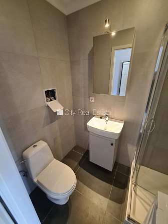 Fasādes māja, renovēta māja, ir lifts, kāpņu telpa pēc kapitālā remonta, viena istaba Rīga - foto 17