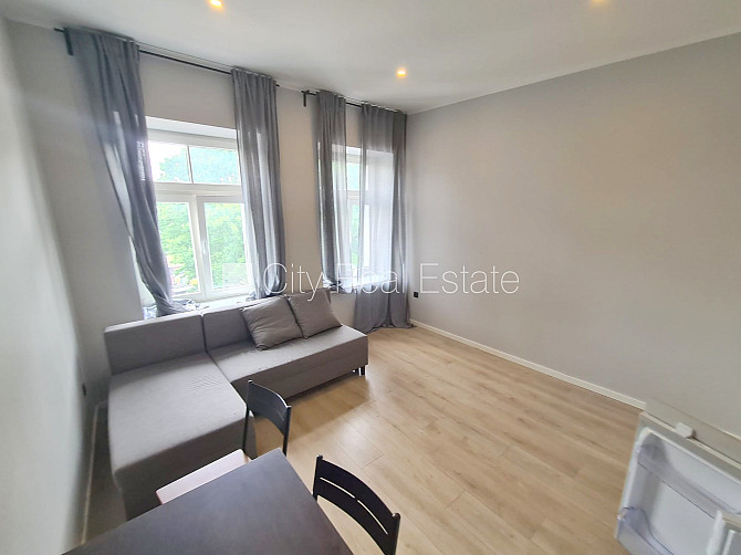 Fasādes māja, renovēta māja, ir lifts, kāpņu telpa pēc kapitālā remonta, viena istaba Rīga - foto 15
