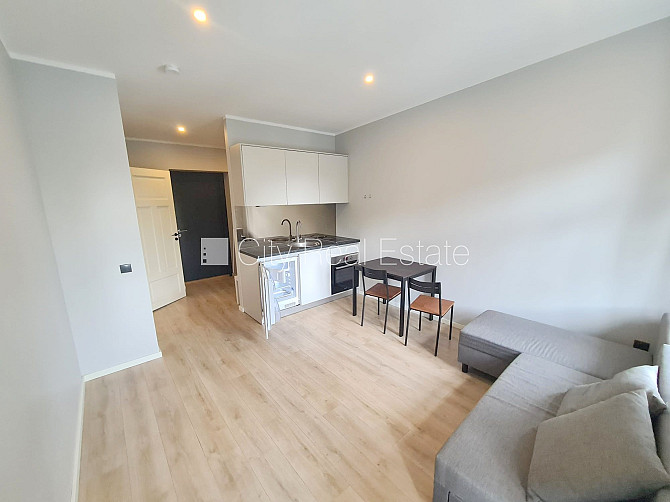 Fasādes māja, renovēta māja, ir lifts, kāpņu telpa pēc kapitālā remonta, viena istaba Rīga - foto 11