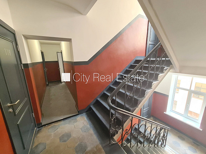 Fasādes māja, renovēta māja, ir lifts, kāpņu telpa pēc kapitālā remonta, viena istaba Rīga - foto 20
