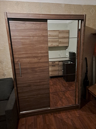 2 durvju skapis ar bīdāmām durvīm un spoguli, tumšs rieksts, lamināts. 2160X1510x610 mm. Iekšā... Rīga - foto 2