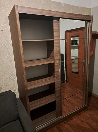 2 durvju skapis ar bīdāmām durvīm un spoguli, tumšs rieksts, lamināts. 2160X1510x610 mm. Iekšā... Rīga - foto 5