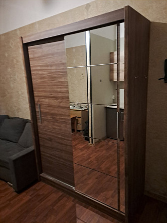 2 durvju skapis ar bīdāmām durvīm un spoguli, tumšs rieksts, lamināts. 2160X1510x610 mm. Iekšā... Rīga - foto 1