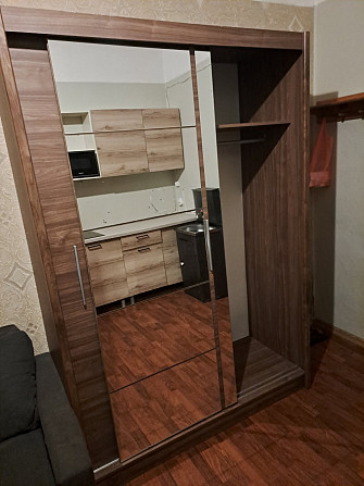 2 durvju skapis ar bīdāmām durvīm un spoguli, tumšs rieksts, lamināts. 2160X1510x610 mm. Iekšā... Rīga - foto 4