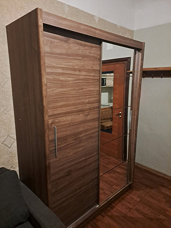 2 durvju skapis ar bīdāmām durvīm un spoguli, tumšs rieksts, lamināts. 2160X1510x610 mm. Iekšā... Rīga - foto 3