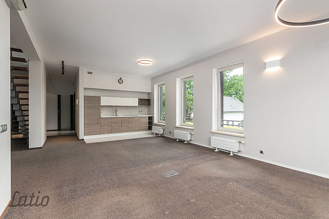 Īrei tiek piedāvāts moderns divlīmeņu dzīvoklis ar terasi jaunajā projektā. Sakopta, Rīga - foto 2