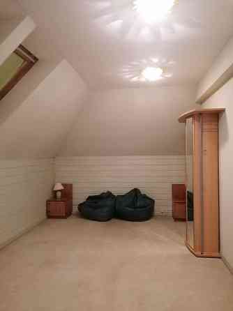 Auto stāvvieta vienai automašīnai ir iekļauta cenā. Īpašnieks izīrē divstāvu dzīvokļi privātmājā... Рига