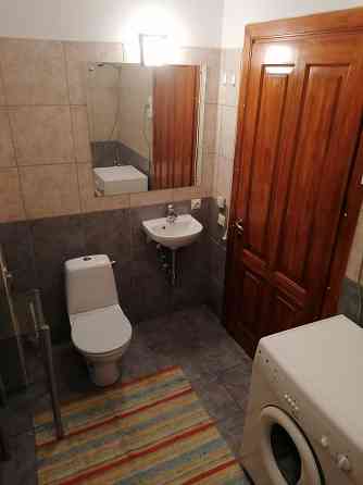 Auto stāvvieta vienai automašīnai ir iekļauta cenā. Īpašnieks izīrē divstāvu dzīvokļi privātmājā... Рига