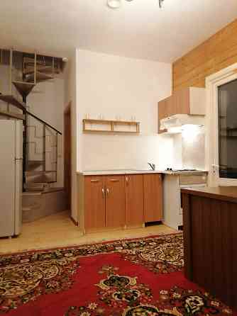 Auto stāvvieta vienai automašīnai ir iekļauta cenā. Īpašnieks izīrē divstāvu dzīvokļi privātmājā... Рига