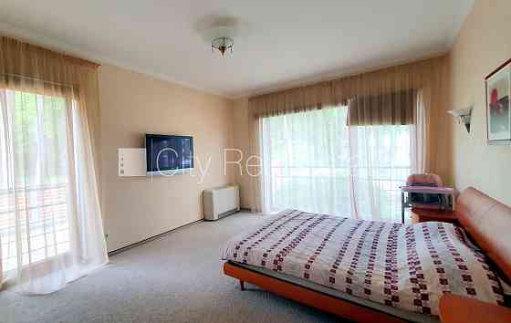 Земля в собственности, здание во дворе, благоустроенная озеленённая территория, Rīga