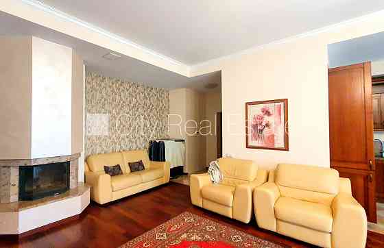 Земля в собственности, здание во дворе, благоустроенная озеленённая территория, Rīga