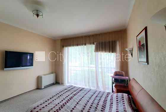 Земля в собственности, здание во дворе, благоустроенная озеленённая территория, Rīga