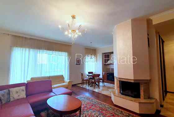 Земля в собственности, здание во дворе, благоустроенная озеленённая территория, Rīga