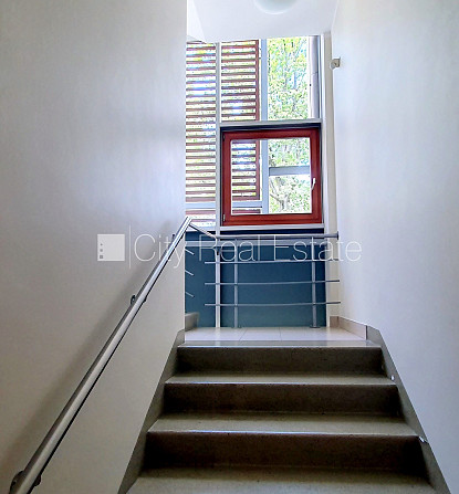 Zeme īpašumā, pagalma ēka, labiekārtota apzaļumota teritorija, vieta automašīnai, Rīga - foto 11