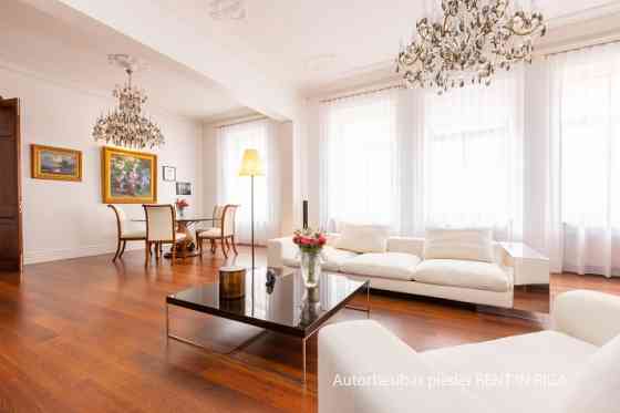 Эта красивая квартира в стиле модерн является смесью романтики и изысканности, Рига