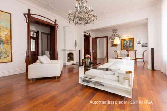 Эта красивая квартира в стиле модерн является смесью романтики и изысканности, Рига