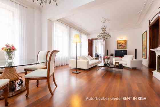 Эта красивая квартира в стиле модерн является смесью романтики и изысканности, Рига