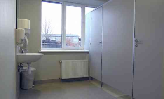 Сдаётся в аренду офисное здание в Ильгюциемсе.  Общая площадь здания: 1500 м 1-й этаж Рига